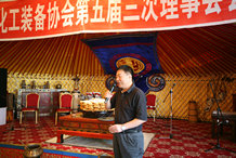 张声理事长在晚会上向代表祝词
