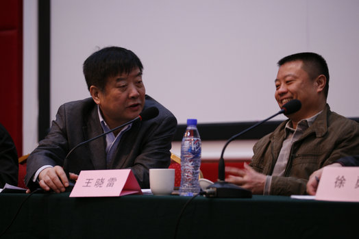 张声理事长和王晓雷处长在热情交谈