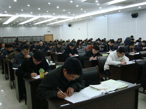 学员在认真考试